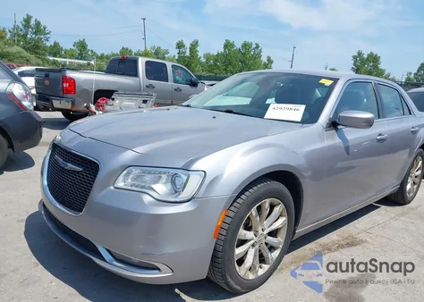 2015 Chrysler 300 Limited z USA, uszkodzony, nr VIN 2C3CCARG2FH781798